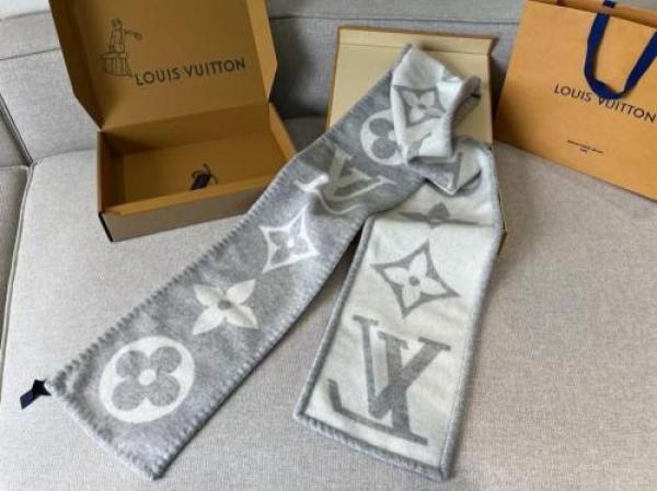 Louis Vuitton Essential Scarf