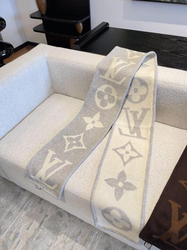Louis Vuitton Essential Scarf